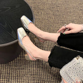 Con cabeza cuadrada, espalda vacía, boca poco profunda y tacones